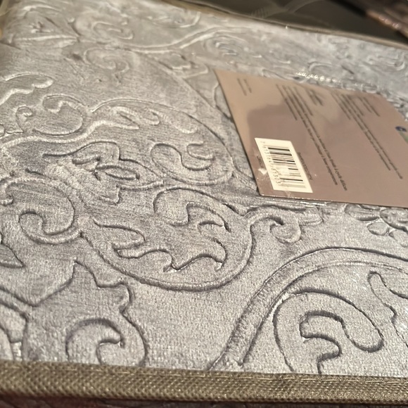NWT 3D EMBOSSED LUXURY PLUSH BLANKET 🔥🔥 - Picture 8 of 8